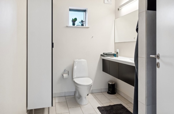 Udskift af 2stk gulvstående toilet med væghængte toilet. Huset er fra 2007.