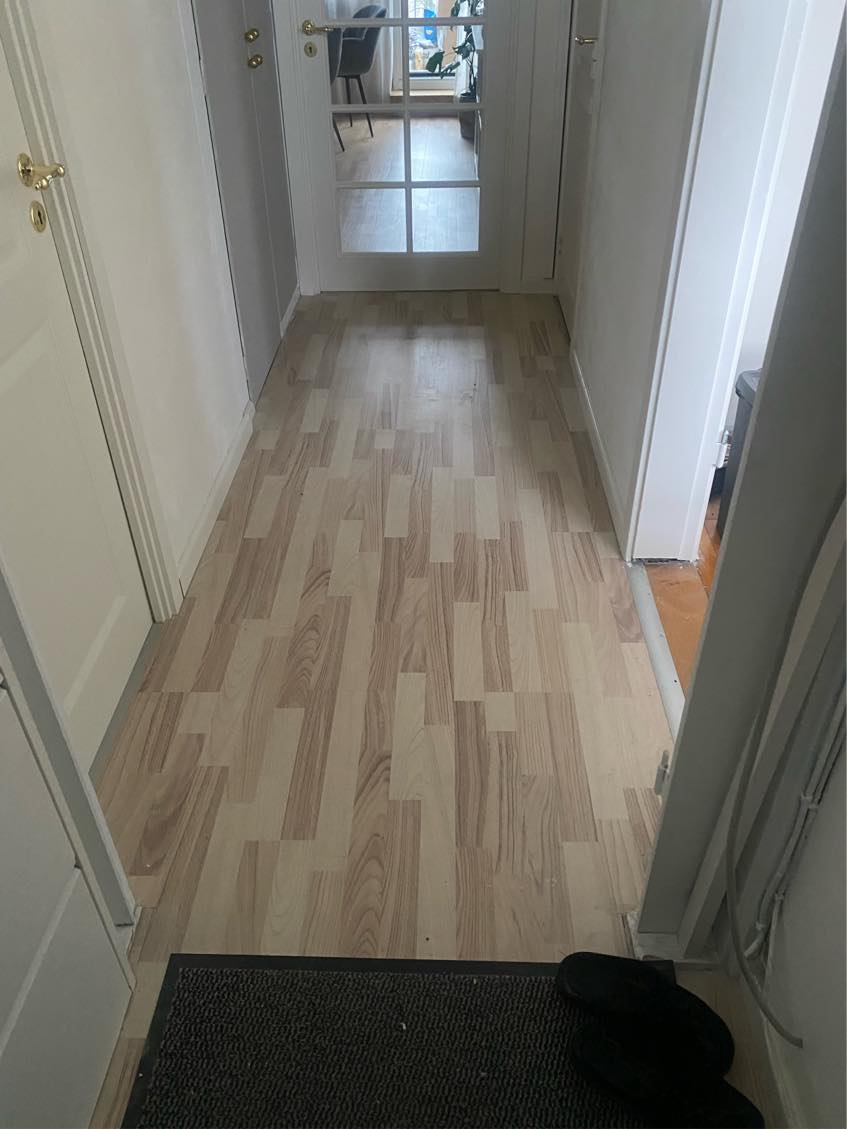 Gulv i 7 m2 køkkenet og ca. 5 m2 gangen