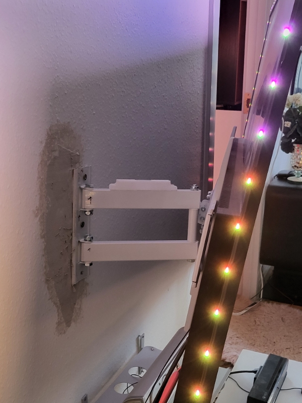 Søger hjælp til at få rettet et ophængt tv, 65", det hænger skævt.