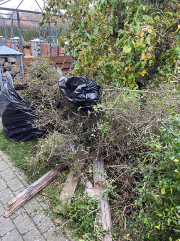 Køre diverse skrald og haveaffald på genbrugsstationen