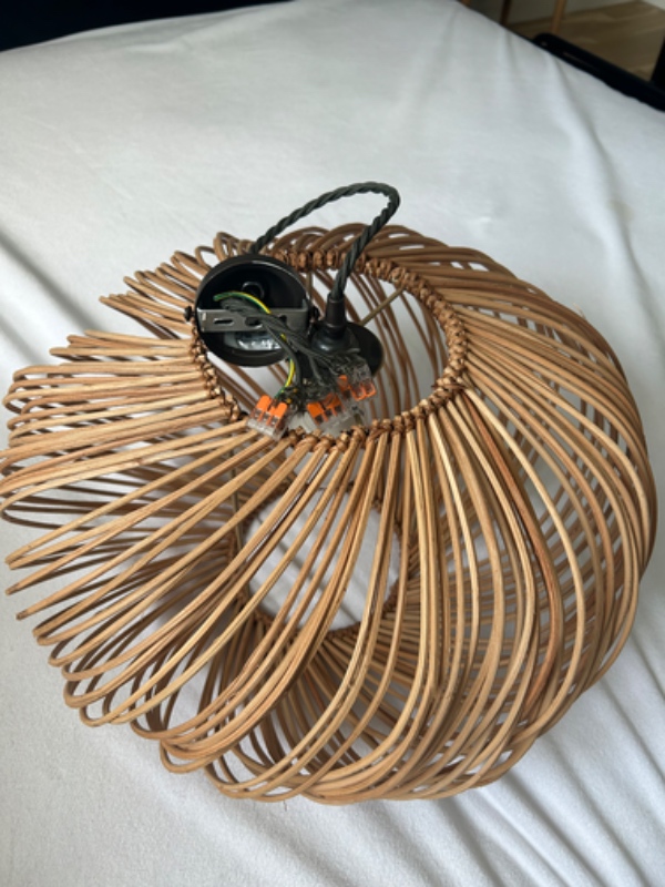 Opæstning af 4 lamper - 3 heraf importeret fra UK. 3 loft lamper, og en køkkenspot lampe fra IKEA (model: TIDIG). Opsættes i nyrenoveret lejlighed.