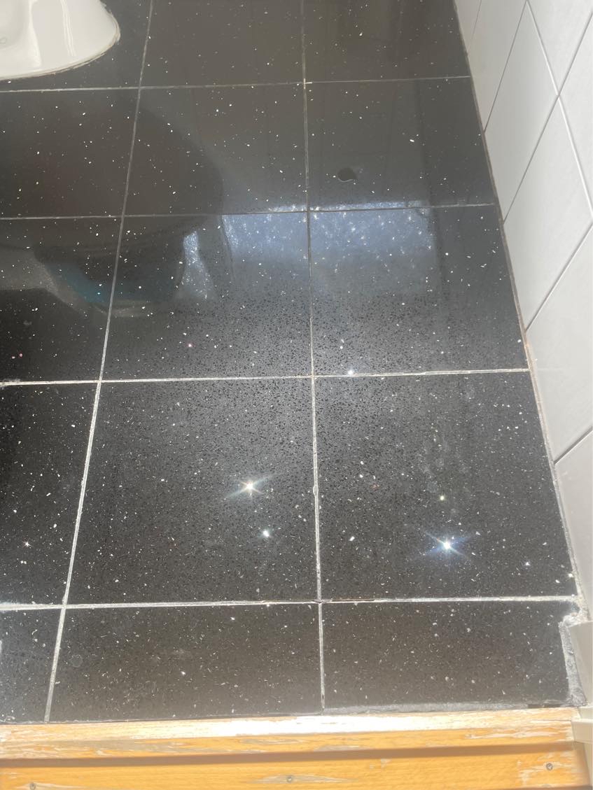 Skal have fuget mellem fliserne på badværset.