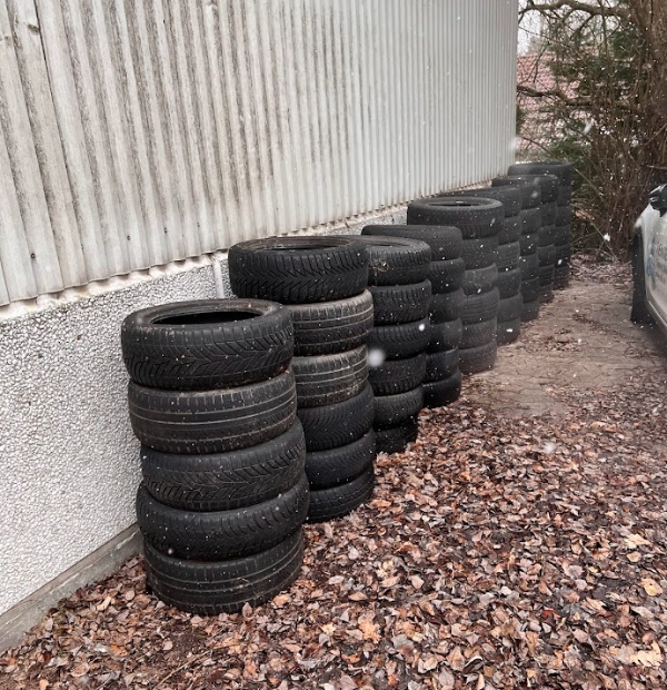 Skrald til container.