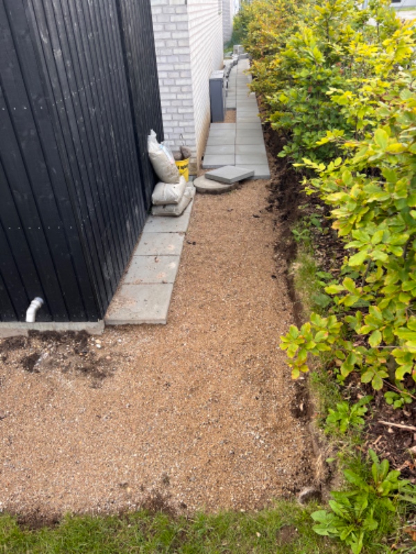 Flise og kantstenarbejde ønskes færdiggjort