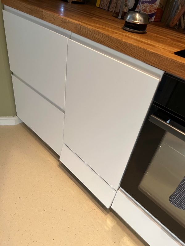 Mindre køkkenrenovering: Påsætning af sokkel og udskiftning af låge til opvaskemaskine