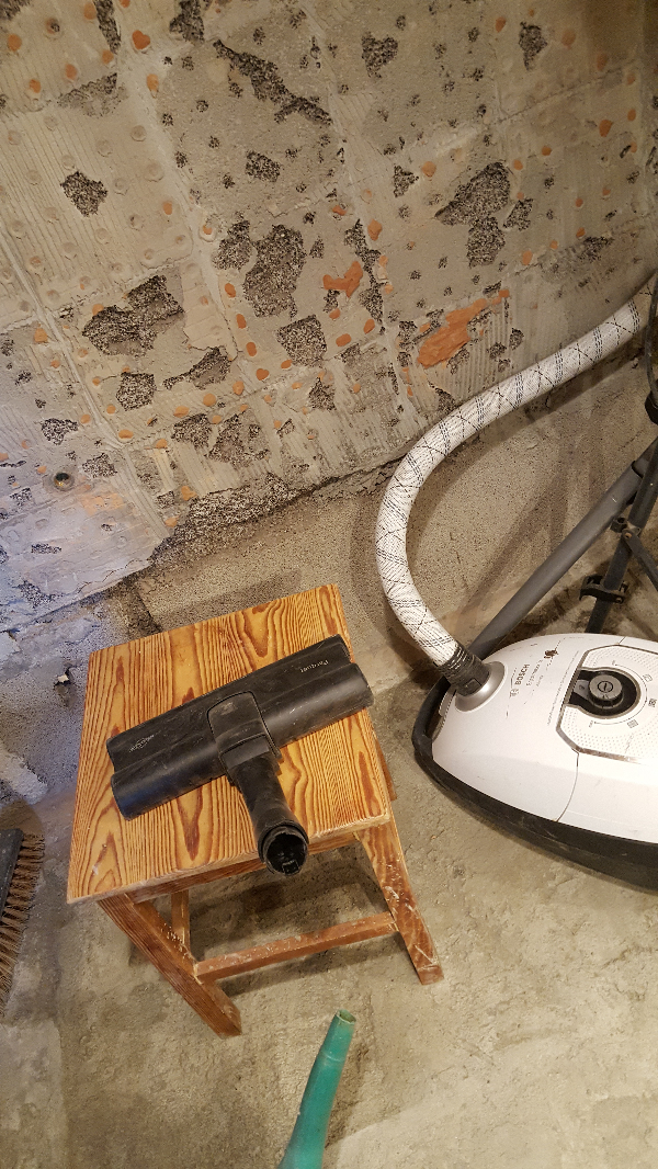 Monteret fliser på guls og vægge i badeærelse