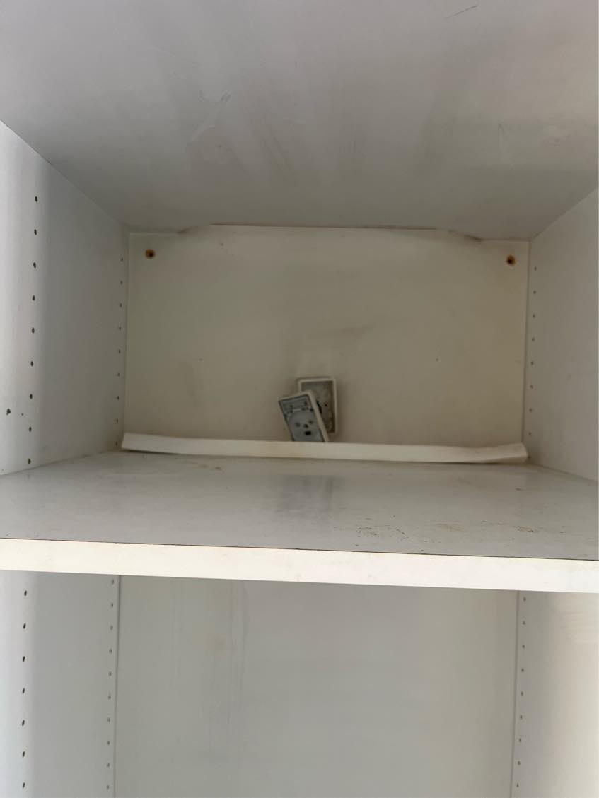 Nedtagning af to køkkenskabe, med en stikkontakt gennem bagpladen på den ene.
