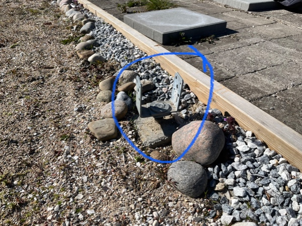 Opsætning af hegn i kolonihave. Der er afmarkeret og gravet ud hvor pælene skal støbes ned.