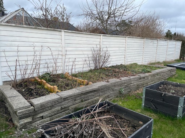 Fjernelse og udsmidning af havefliser og jord