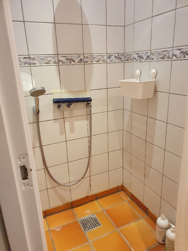 Jeg har en lille bruseniche, hvor mørtelfugerne trænger til udskiftning .