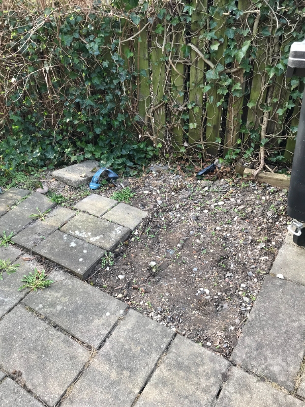 Lagt fliser på ca. 2,5m contaionerplads