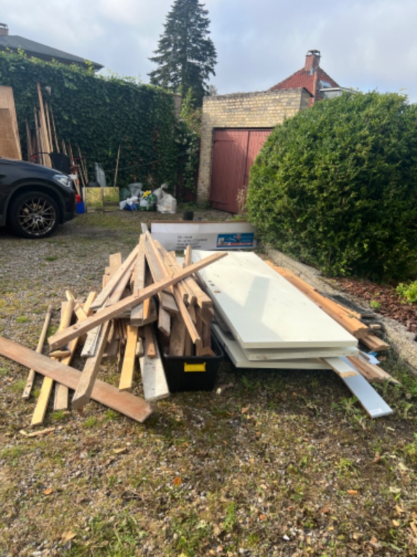 Afhentning og bortskaffelse af træ, isolering og klinker