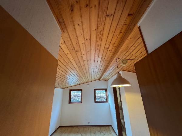 Opsætning af huntonit loft ovenpå på eksisterende loft.