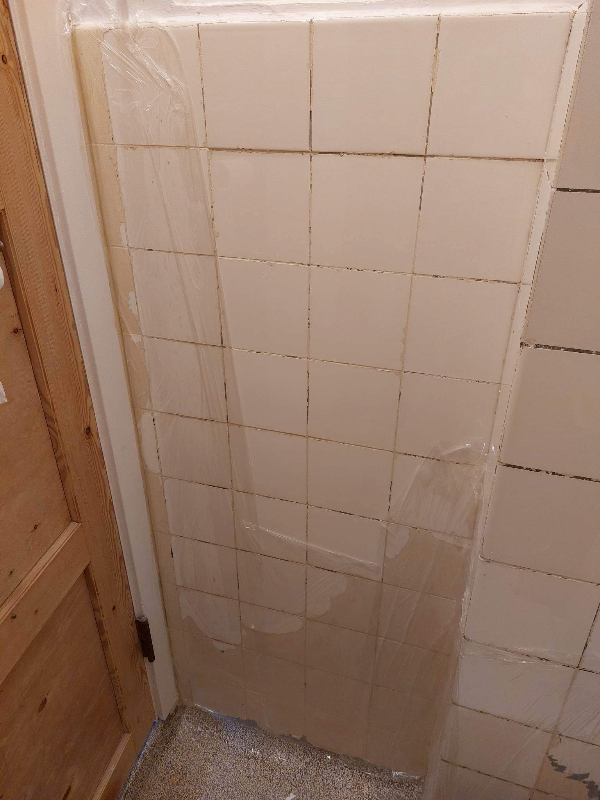 vægge i et meget lille badeværelse