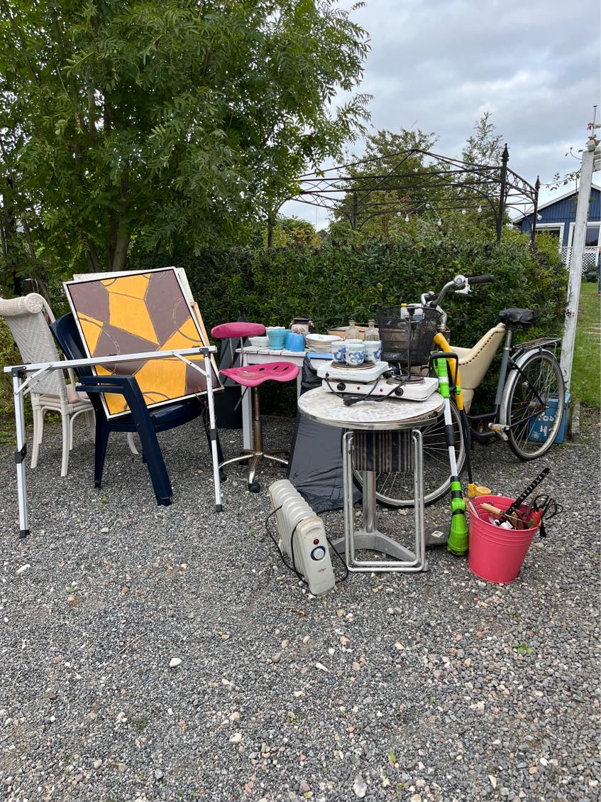 Haveaffald og møbler på lossepladsen