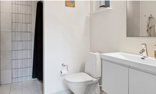 Udskift af 2stk gulvstående toilet med væghængte toilet. Huset er fra 2007.