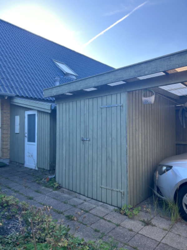 Slebet og malet en carport m skur, og lille bryggers