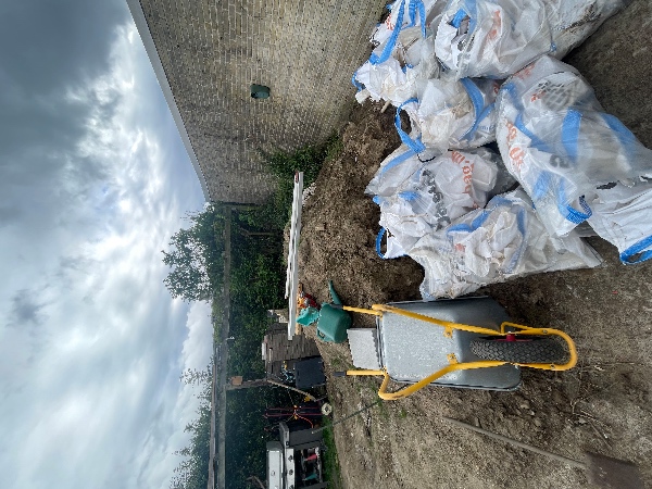 Afhentning af 4-6 m3 jord i have