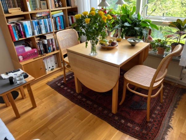 Støvsugning af tre værelser og vask af gulvene i køkken og badeværelse