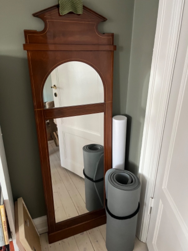 Opsætning af skab, æblekasser, flet tavle, spejl