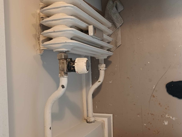 Termostat/ventil til radiator skal ændres retning + tilkobling af vaskemaskine i køkken