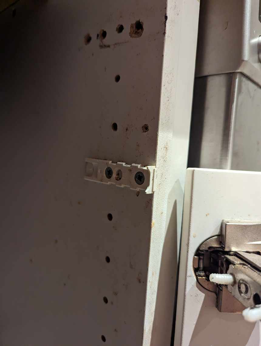 Sætte køkkenlåge fast