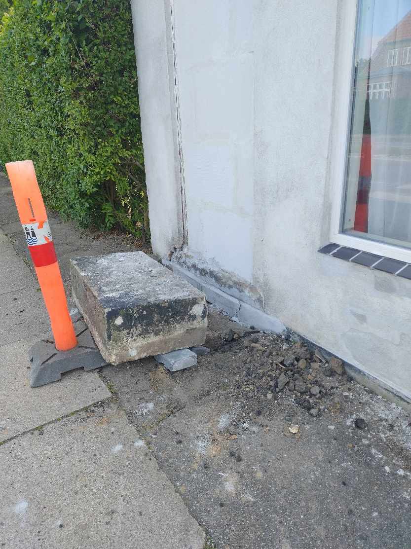 Fjerne dørtrin af beton , 2 mand ca 100 kg