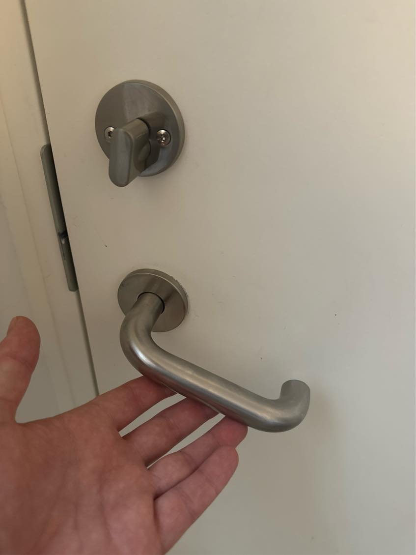 Håndtaget på hoveddøren er revet løst