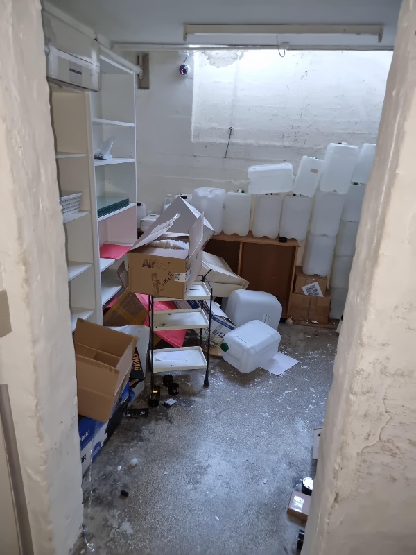 Tømning af butik for inventar og affald