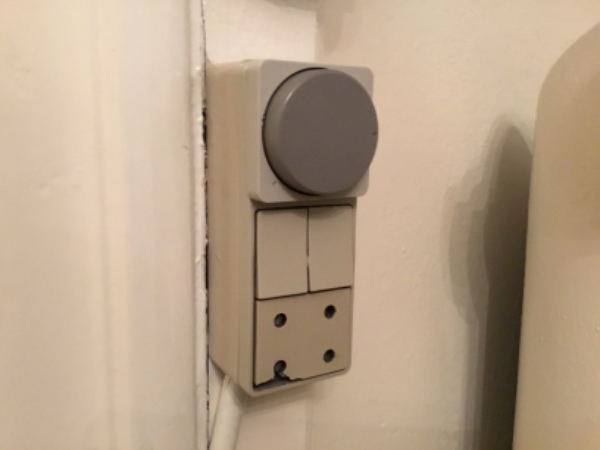 Skift af kontakt, fixe køkkenlågehængsel, fuge under toilet