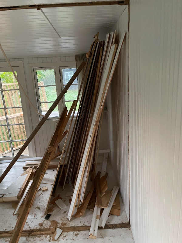 Fjerne gamle møbler, ting, brædder og isolering