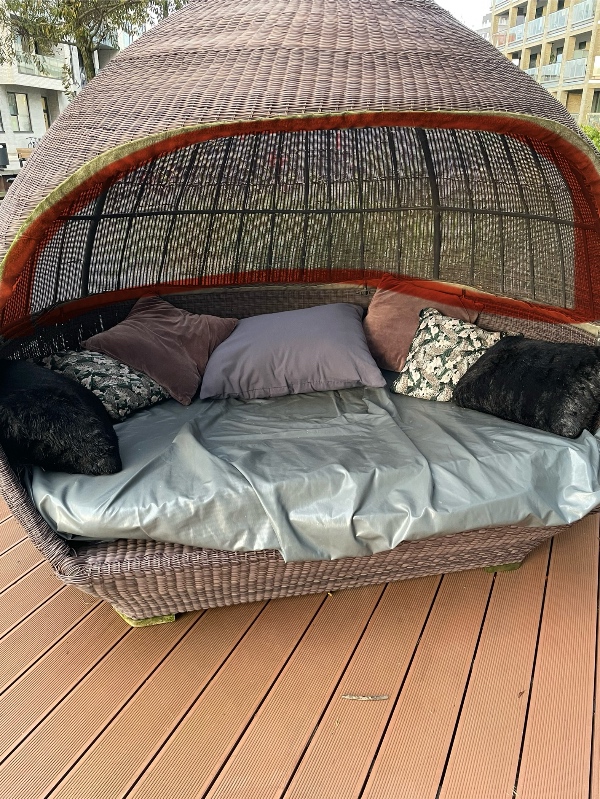 Fastsætte flet på havestol