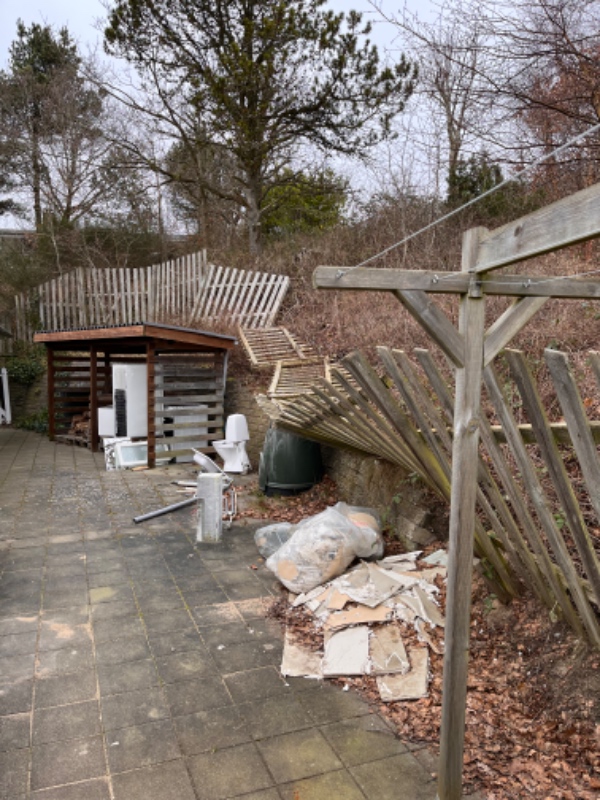 Oprydning og bortkørelse af affald