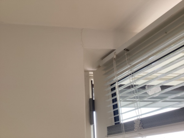 Ydervægge - der er nogle revner, som skal udkradses/efterfuges i mur/sokkel - ny fliser på trappe