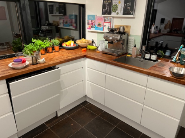 Nedslibning og lak på køkkenbordplade