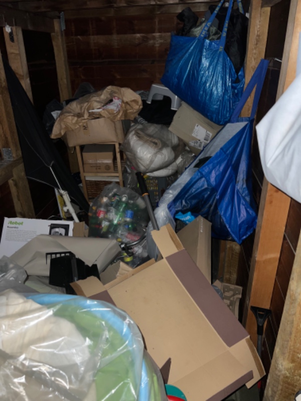 Fraflytningsrengøring samt bortkørsel af affald/stor skrald fra skur. 