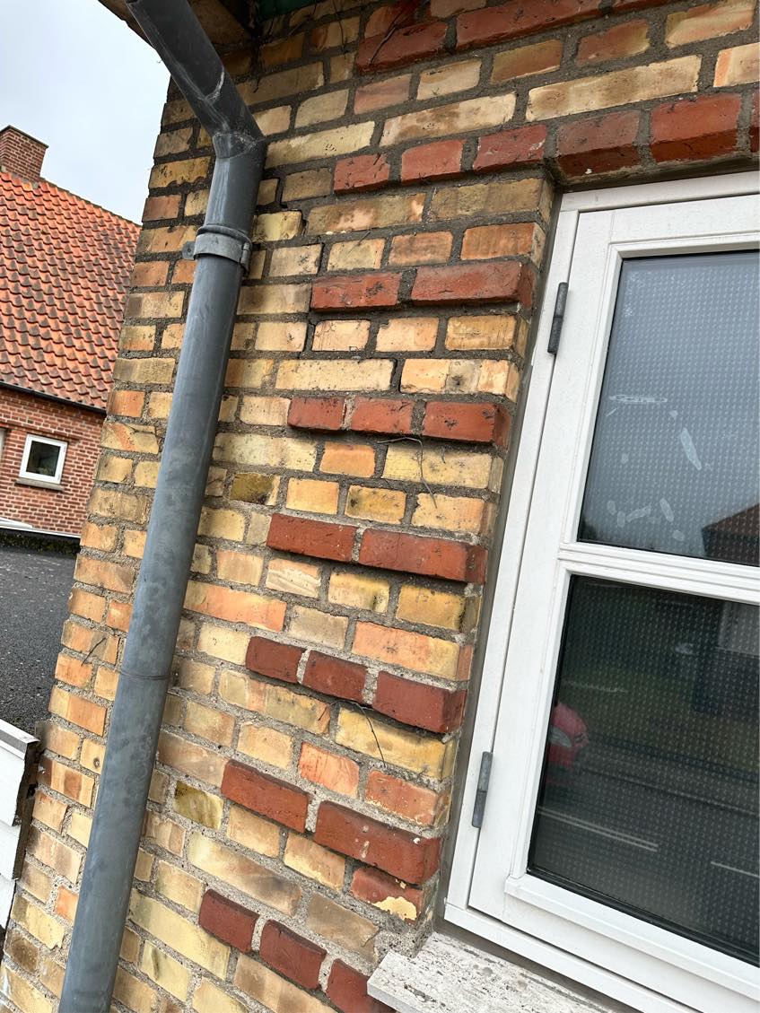 Fuge udendørs i revne gennem fugen