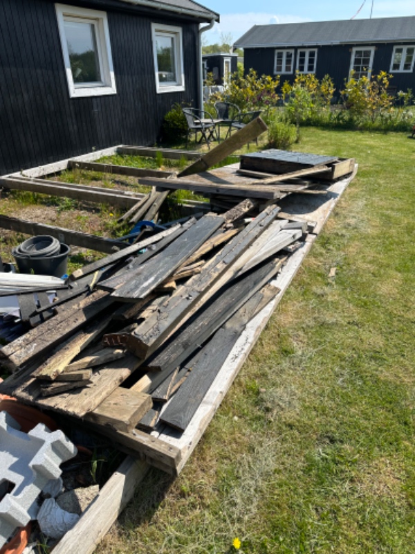 Bortskaffelse af havefliser, træ, brosten og plast