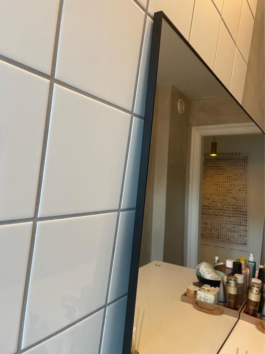 Ophængning af spejl på badeværelse