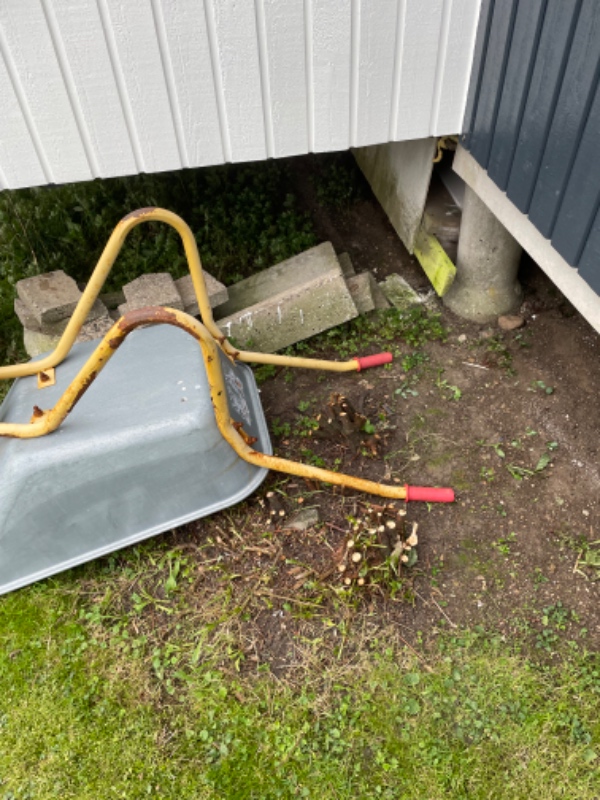 7 små stubbe og ca 2m ligusterhæk fjernes/fræses. Ca 6kv urtehave fjernes og jævnes