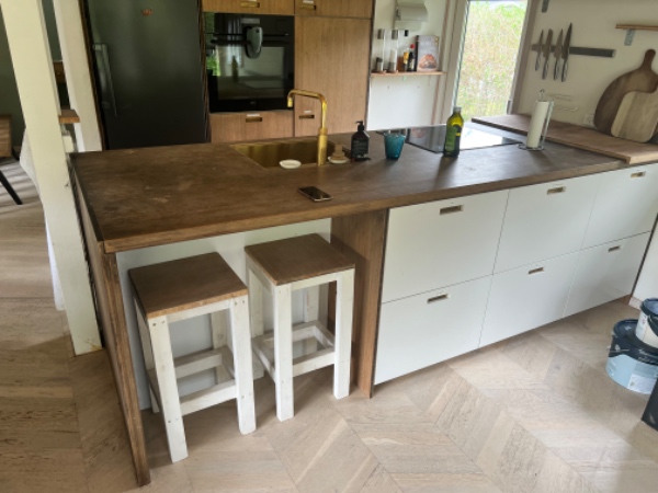 Slibning og oliering af bordplade