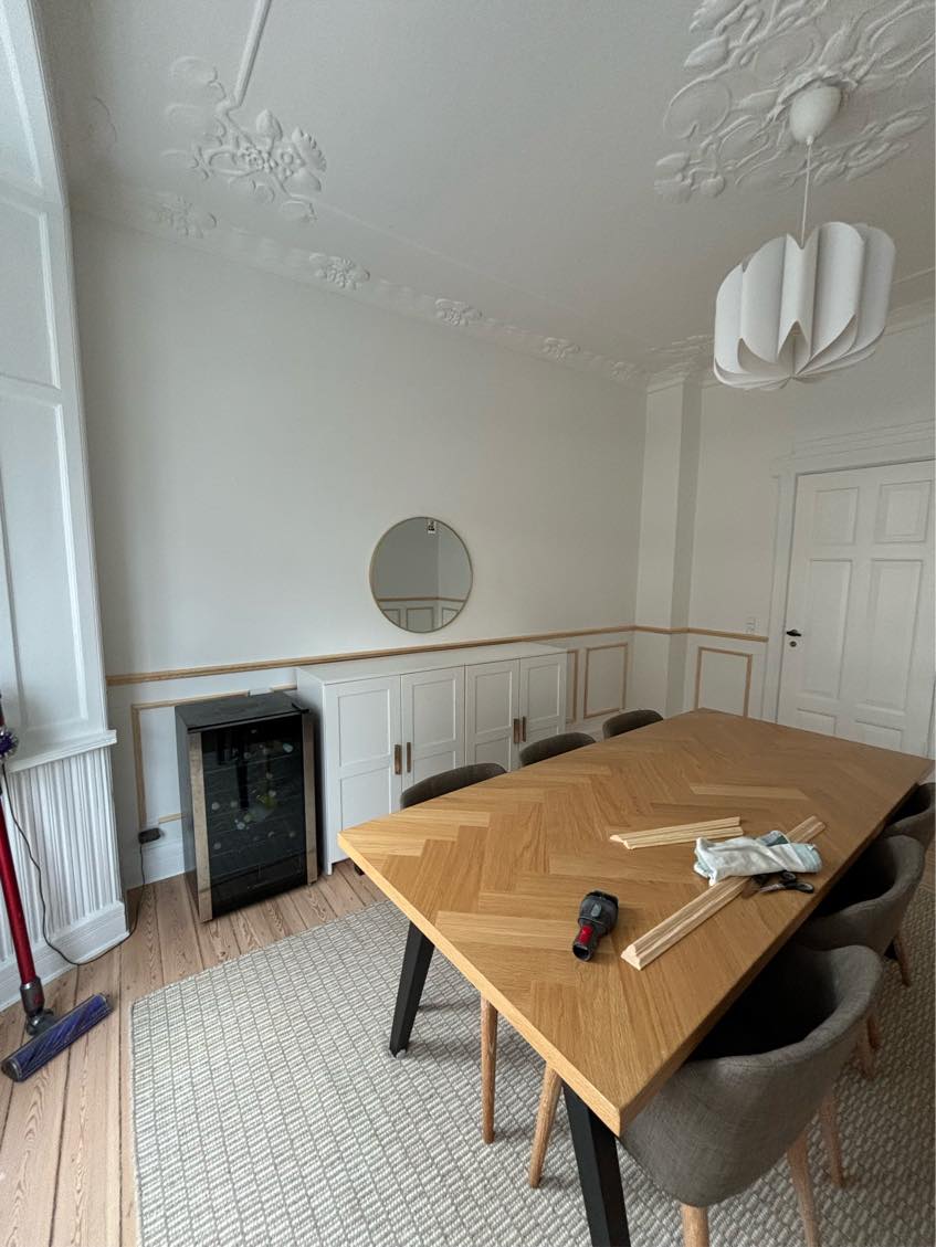 Fuge + male paneler og væg i stue