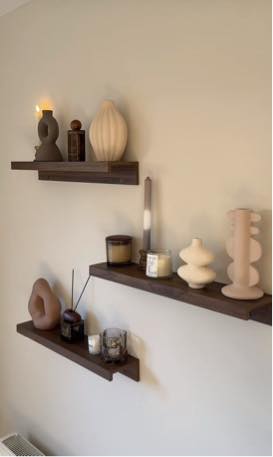 Hængt 3 mindre reoler op på væggen.