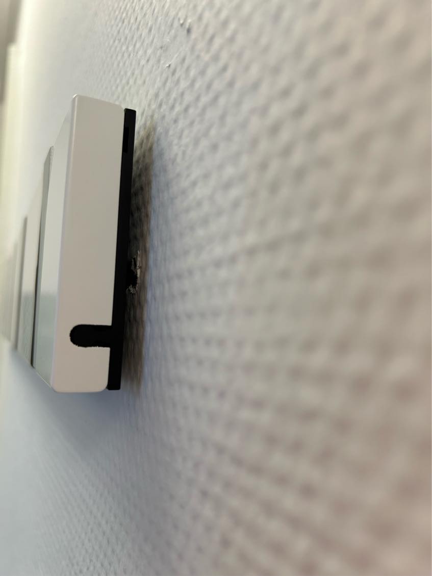 Ophængning af knagerække og samling af lille reol