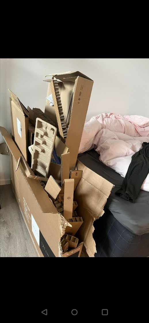 Afhentning af pap, plastik og flamingo