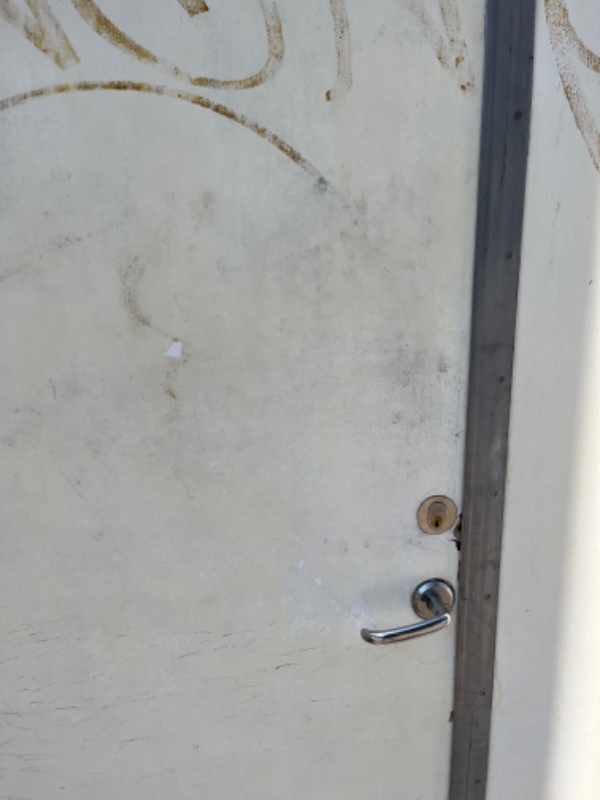 Stålskinne til gadedør samt male døren