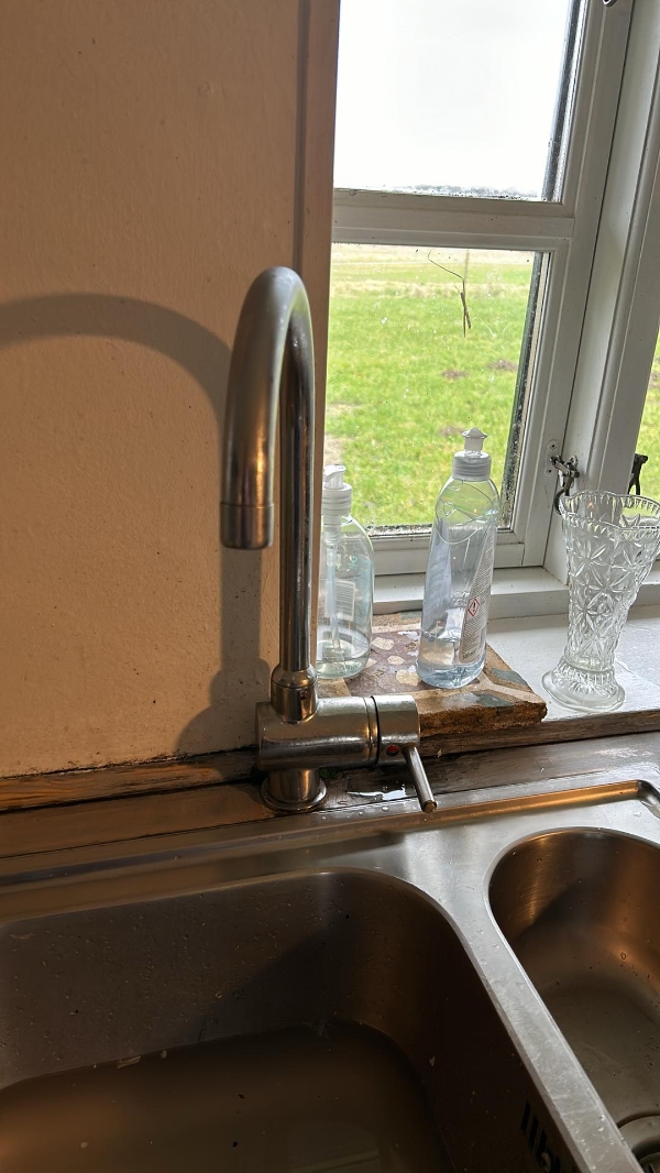2 armaturer drypper + et toilet der er lidt stoppet i røret