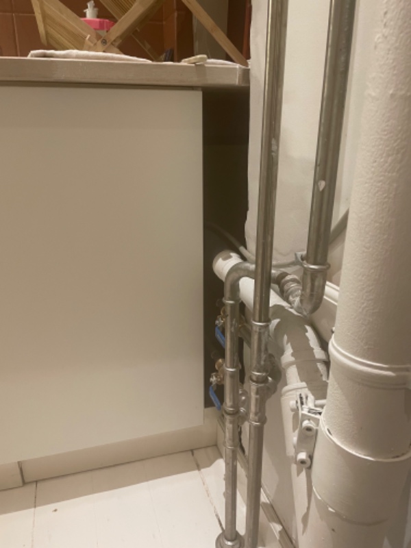 Kasse til rør i køkken