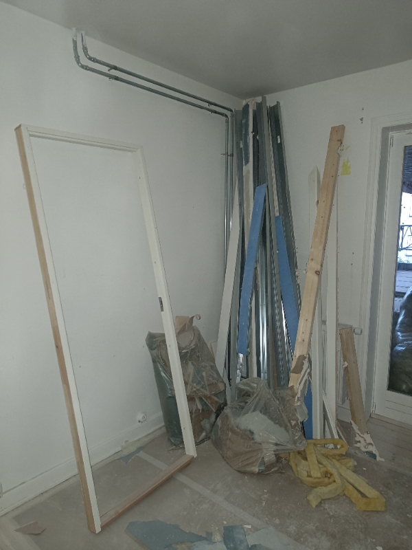 Afhentning af byggeaffald. Gips og pudsvæg.