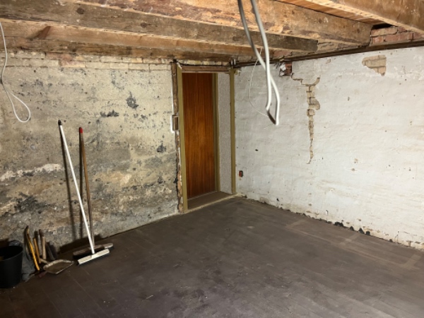 Pudse vægge i kælder